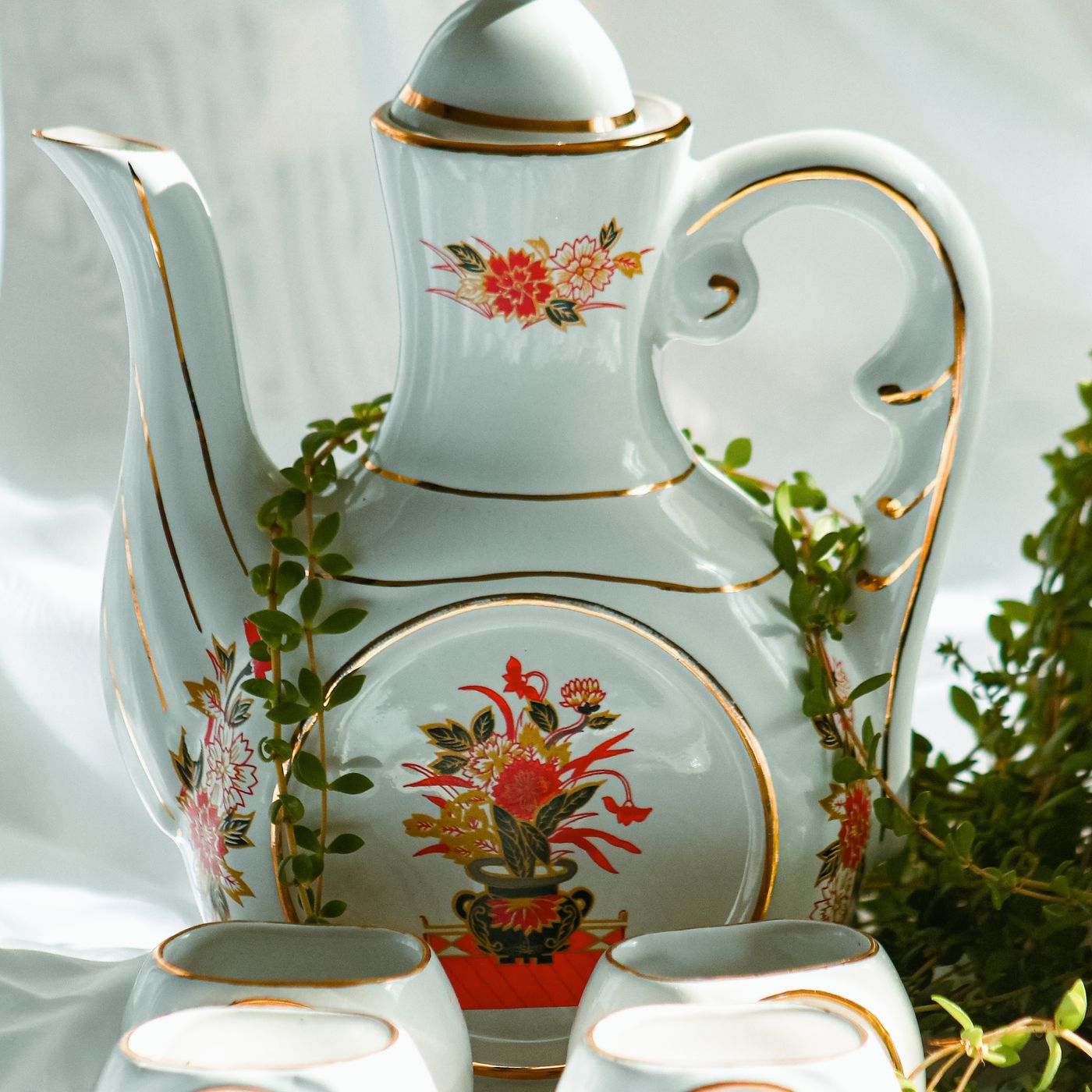 Mug With a Biscuit Shelf — detail